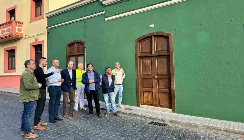 El director del proyecto, Matías Berrocal (segundo por la izquierda) explica el avance de las obras durante el recorrido por el casco histórico.