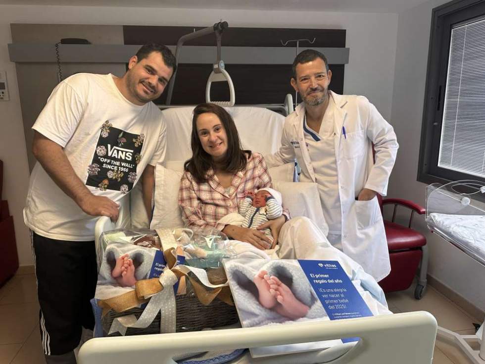 Los padres de Teo Romero, el primer bebé del año en el Hospital Universitario Vithas Las Palmas, junto al doctor Miguel Ángel Barber, jefe del servicio de Obstetricia y Ginecología