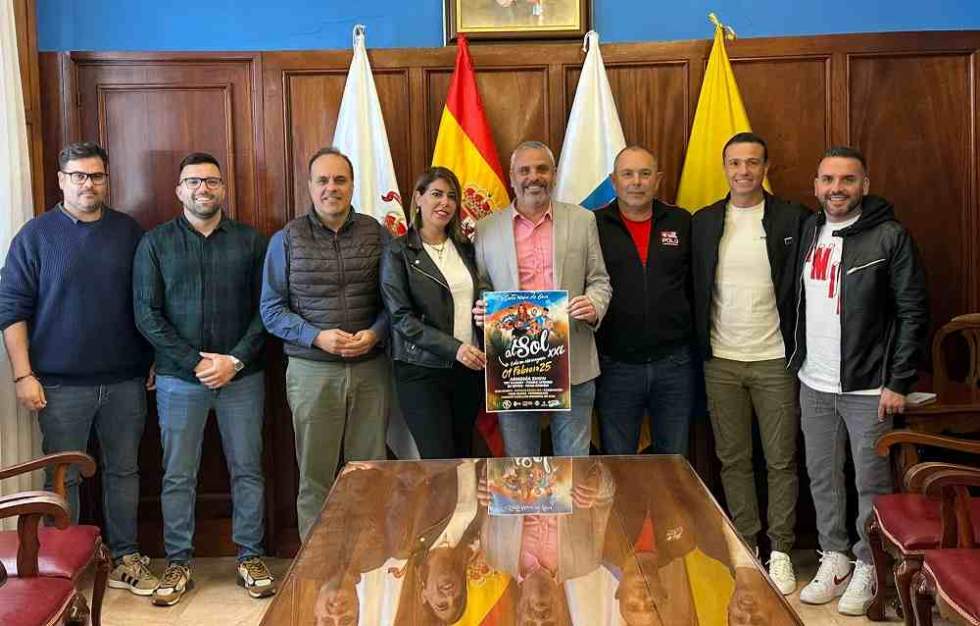 El alcalde, Alfredo Gonçalves Ferreira junto a Yuridia Vega, presidenta de ProGuía, los concejales de Deportes, Felipe Pérez, y  Desarrollo Local, José Manuel Santana, y los representates de las productoras