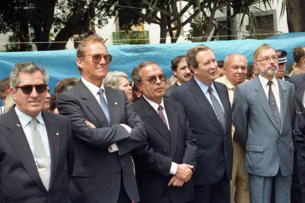 Ángel Trujillo Jorge (en el centro) siendo alcalde de Guía de Gran Canaria en agosto de 1991 en la procesión de la  Virgen de Guía. Foto de Paco Rivero (Fundacviñon Canaria Néstor Álamo-FCNA)
