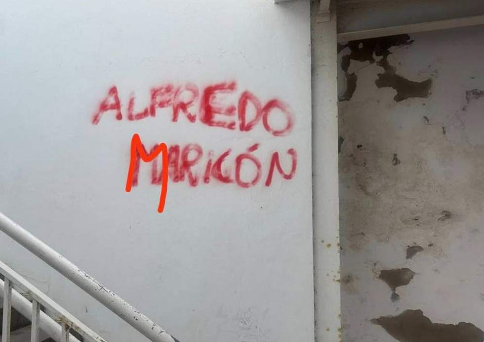 Pintadas homofóbicas contra el alcalde de Guía