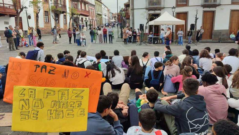 Teror conmemoró el Día escolar de la No Violencia y la Paz con una manifestación del IES