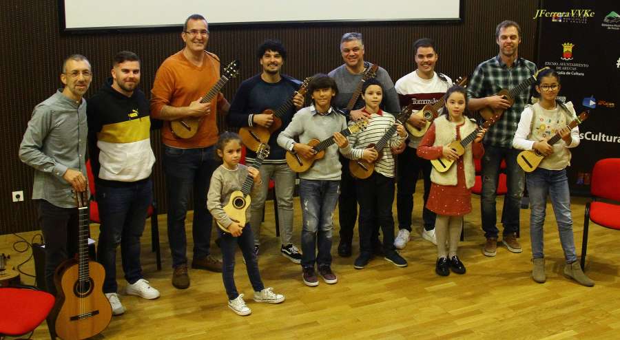 "El timple sale del aula". Foto: Juan FERRERA GIL