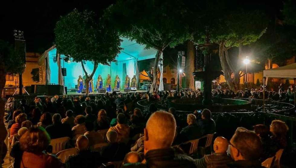 Actuación de la Chichimurga en la Plaza de Santiago