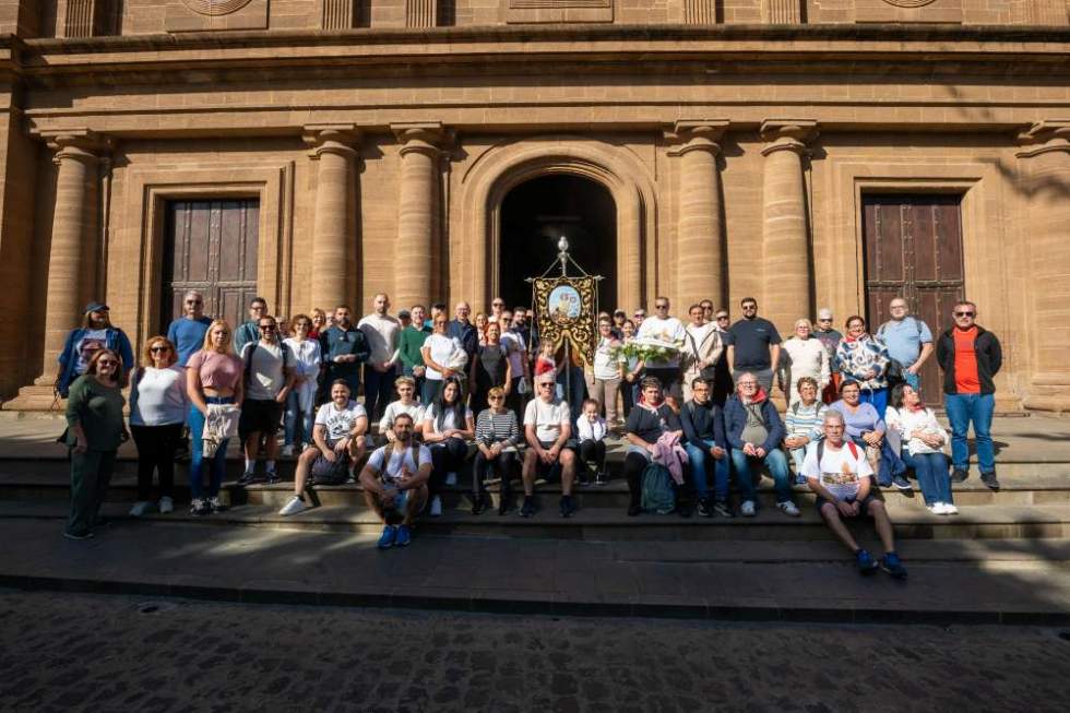 Corporación municipal y comunidad parroquial de Nuestra Señora del Carmen de La Isleta, a su llegada al Templo Santuario de Santiago