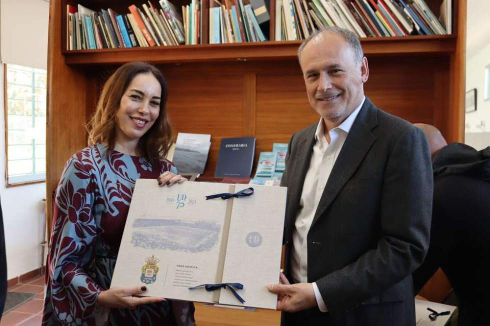 Guacimara Medina recibe la carpeta de manos de Rafael Méndez