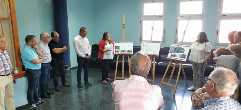 Un momento de la presentación del proyecto de remodelación del velatorio de Casas de Aguilar