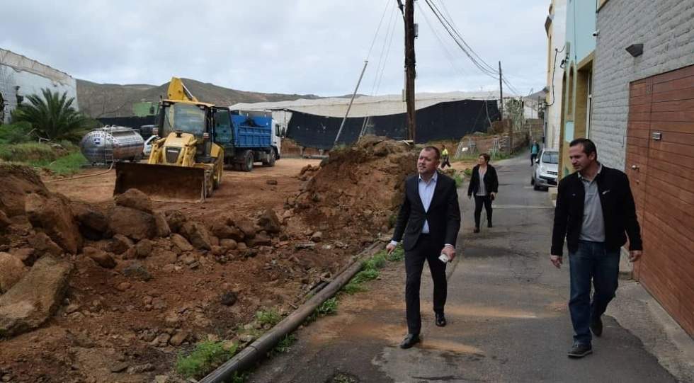 Teodoro Sosa y Heriberto Reyes comprueban el inicio de la obra en la calle Coruña