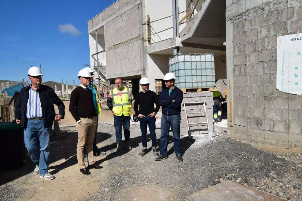 Teodoro Sosa, Heriberto Reyes y Carlos Ruiz, durante la visita a la obra del nuevo instituto