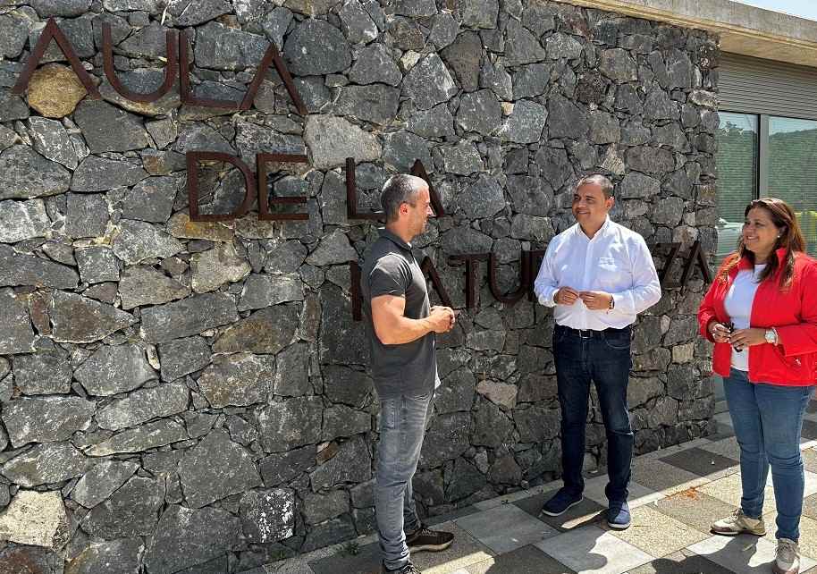 El alcalde, Pedro Rodríguez, junto a la concejala de Sector Primario, Teresa Bolaños, y el biólogo Néstor López, durante la visita al Aula de la Naturaleza de Verdejo
