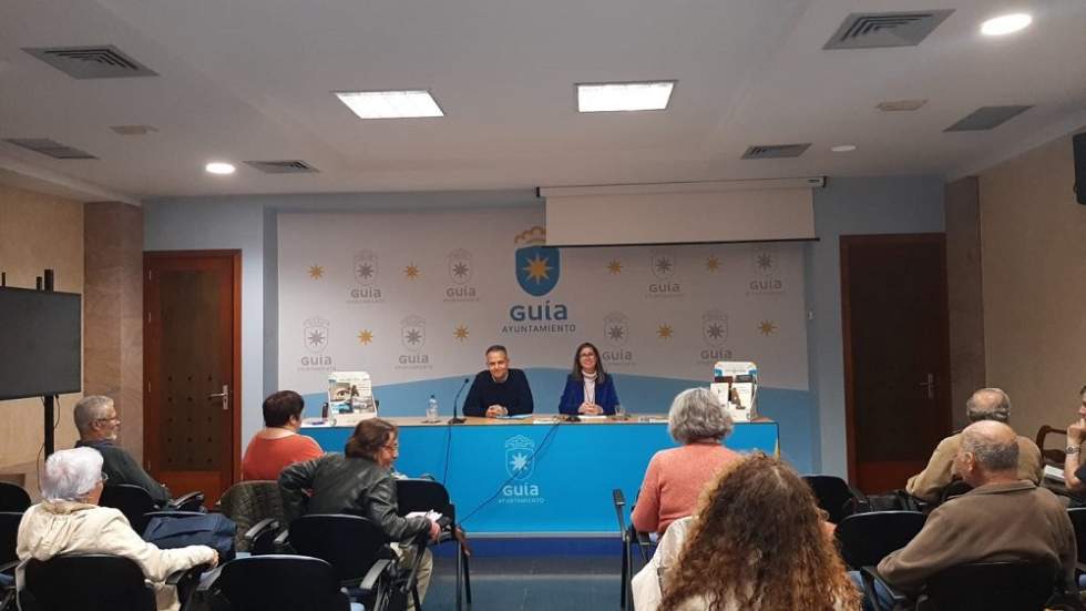 Santiago Gil y la concejala de Cultura, Sibisse Sosa, en el acto de inauguración de este taller celebrado en la Casa de la Cultura