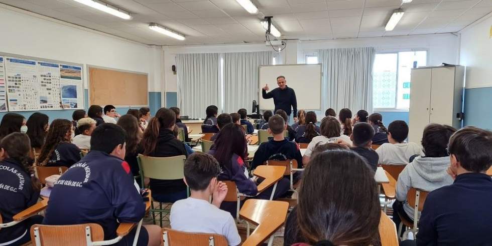 Santiago Gil durante su encuentro con los escolares del CEIP Nicolás Aguiar