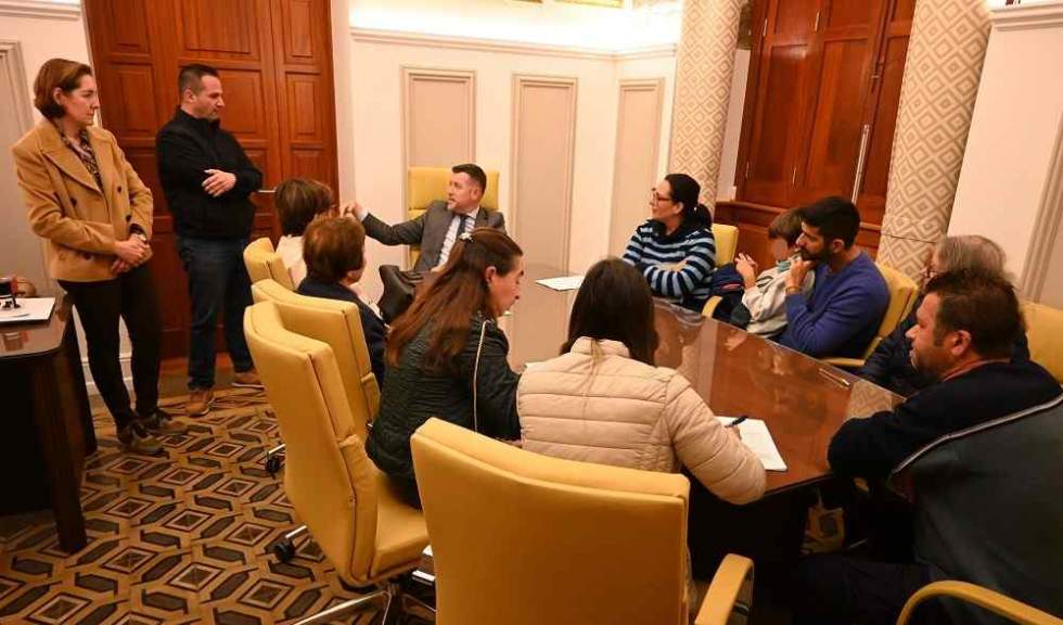 Teodoro Sosa, alcalde de la ciudad, junto con Heriberto Reyes, una técnico municipal y la familia propietaria de los terrenos