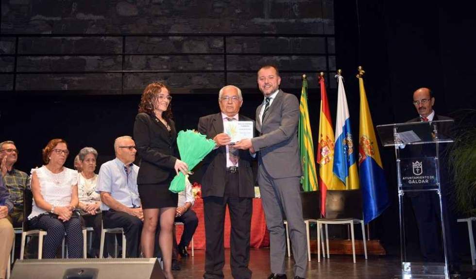 Teodoro Sosa y Nuria Vega entregan a Manuel García Martín el reconocimiento del Ayuntamiento y de la AV Barrial en 2018