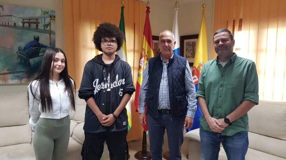 Los alumnos con el alcalde de Teror, Sergio Nuez