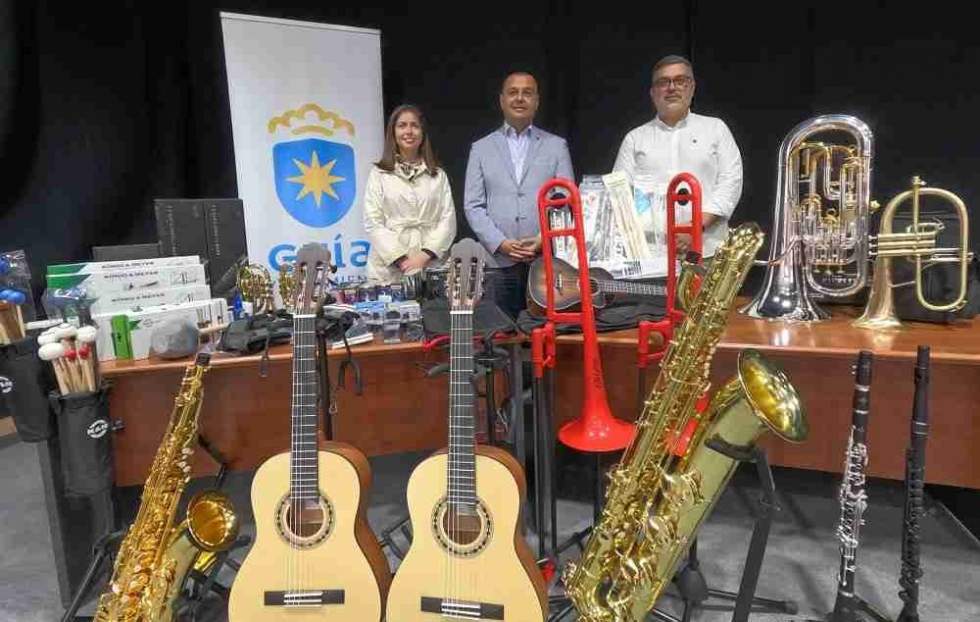 Pedro Rodríguez junto a Sibisse Sosa y Arístides Sosa durante la presentación de los nuevos instrumentos y material diverso para las aulas