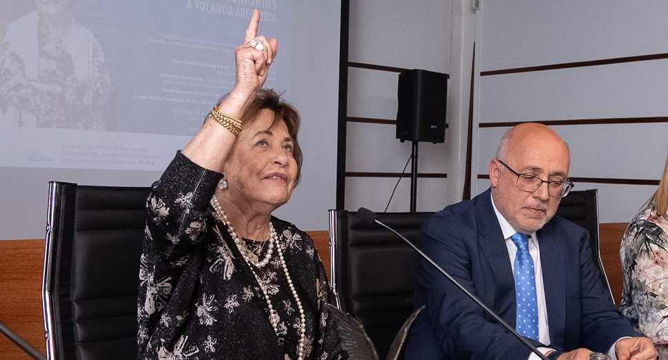 Arencibia junto al presidente del Cabildo en la entrega del Premio Comillas en 2024 (Foto David Delfour - Cabildo de Gran Canaria)
