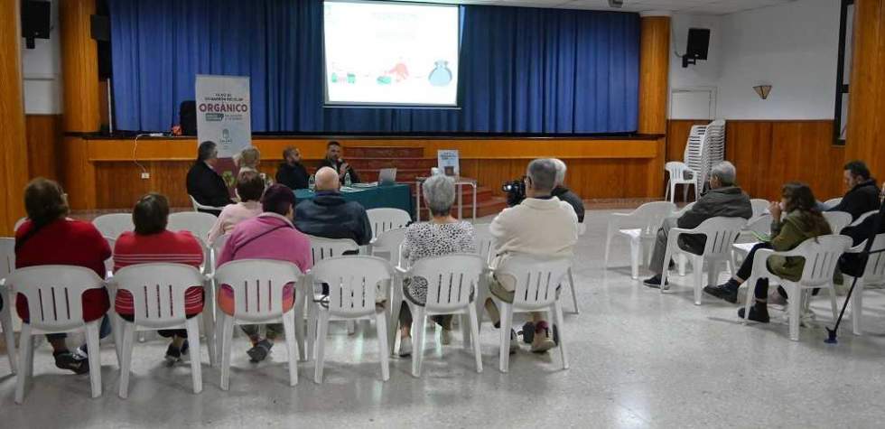 Reunión informativa en la AV Amagro d Barrial sobre la introducción del quinto contenedor