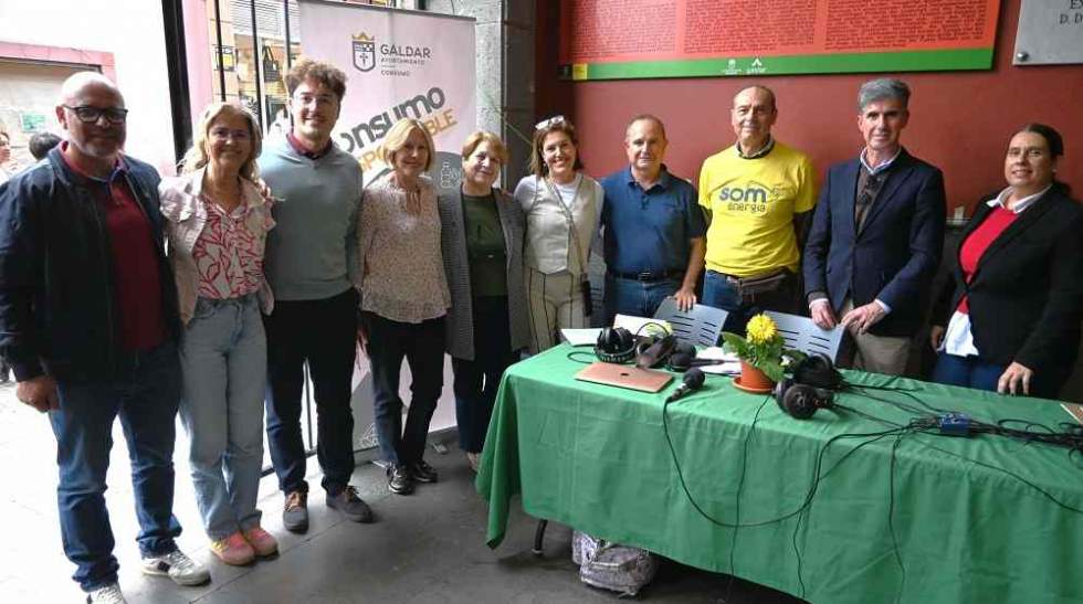 Corporación municipal y participantes en el programa de radio