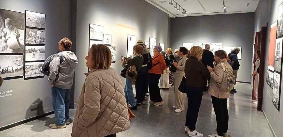 Un momento de la visita a la exposici&oacute;n fotogr&aacute;fica 'Fachico 100 a&ntilde;o, sensibilidad y sentido com&uacute;n' en la Casa de Col&oacute;n