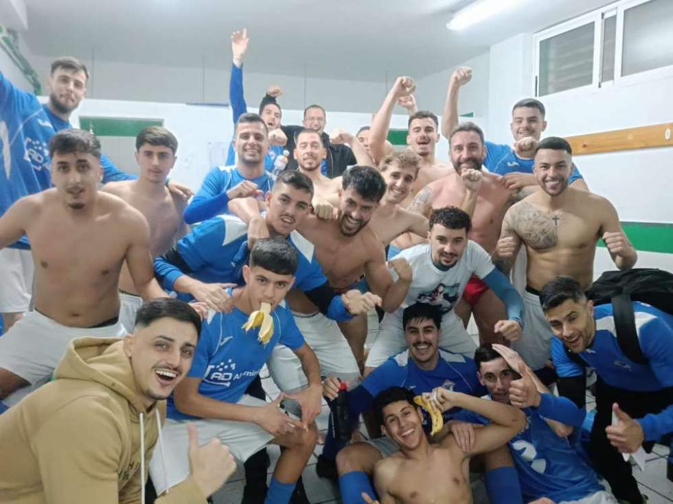 Celebrando el triunfo en vestuarios