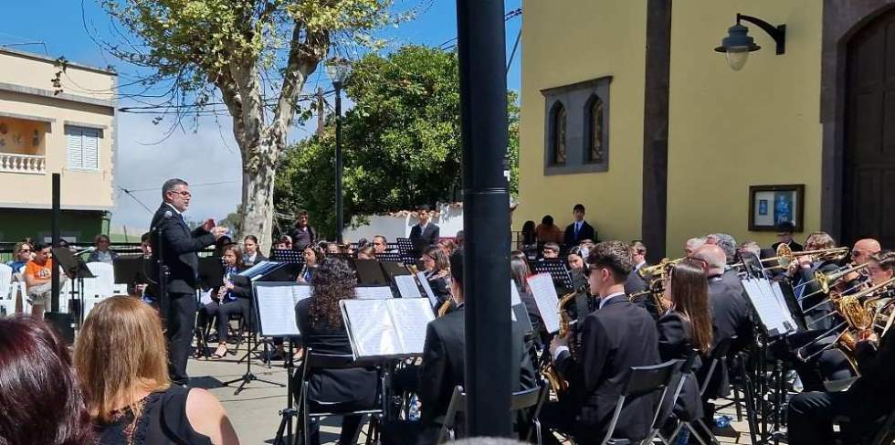 Concierto de la Banda Municipal de Música Ciudad de Guía en la plaza de Montaña Alta