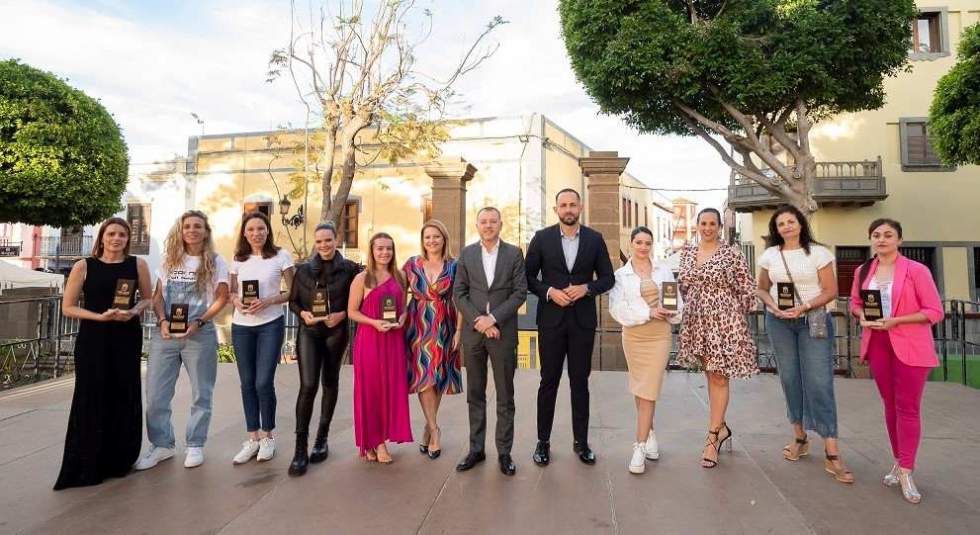 Teodoro Sosa y Julio Mateo entregan a las directoras de las escuelas y academias de baile de Gäldar un reconocimiento