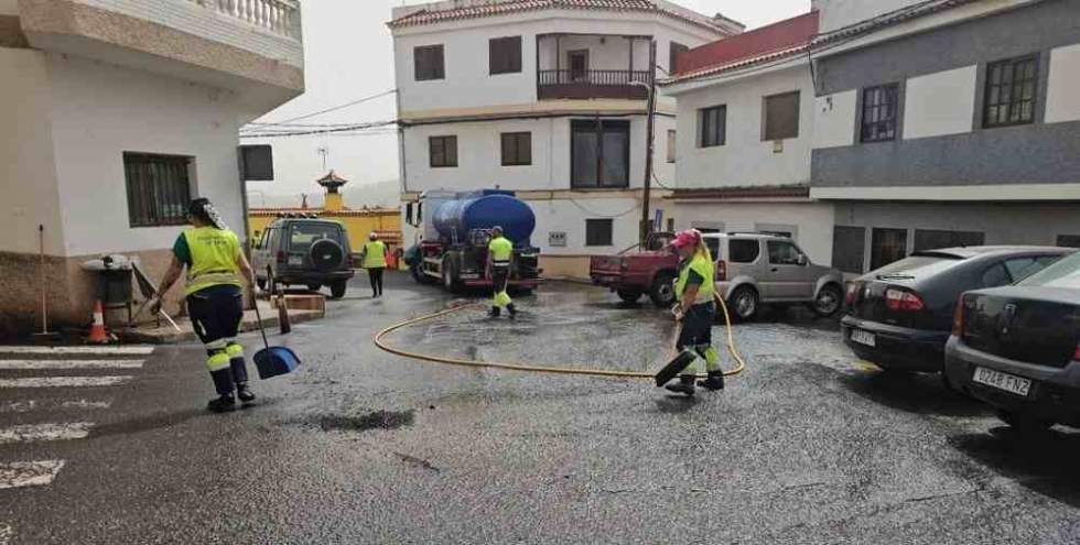 El Ayuntamiento de Teror realiza en El Hoyo la limpieza integral de calles y aceras