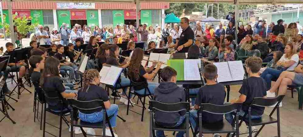 La Banda Infantil de la Escuela de Música de Gáldar actúa en un encuentro con otras bandas