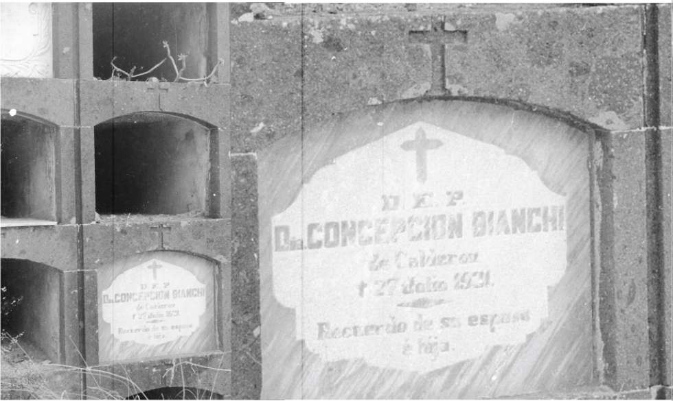 Imágenes de la lápida de doña Concepción (Foto de Paco Rivero década de los años 80 del siglo XX. Fundación Canaria Néstor Álamo (FCNA)