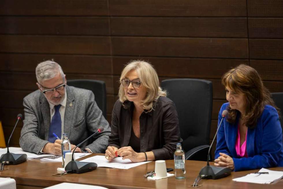 En la imagen el Rector de la ULPGC, Lluis Serra, la consejera de Sanidad del Gobierno de Canarias, Esther Monzón y la Decana de Ciencias de la Salud, María del Mar Tavío