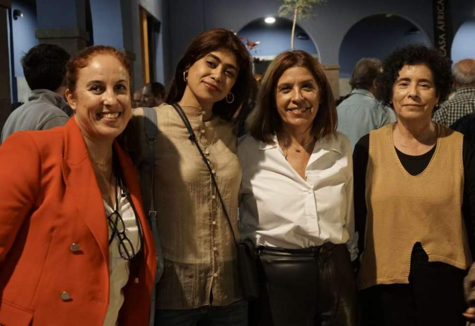 Miembros de NC con la europarlamentaria de La Francia Insumisa Rima Hassan en un acto en Casa África