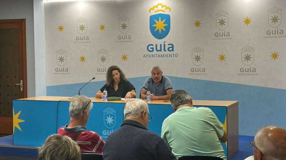 El alcalde, Alfredo Gonçalves Ferreira, y la concejal de Participación Ciudadana, Ruth Martín Rodríguez, durante la presentación del Reglamento a los vecinos