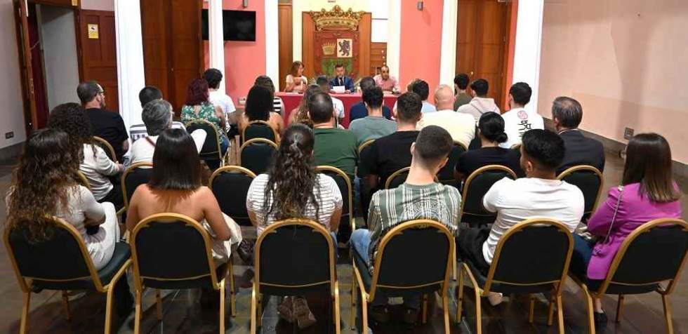Entrega de las becas del curso pasado en las Casas Consistoriales
