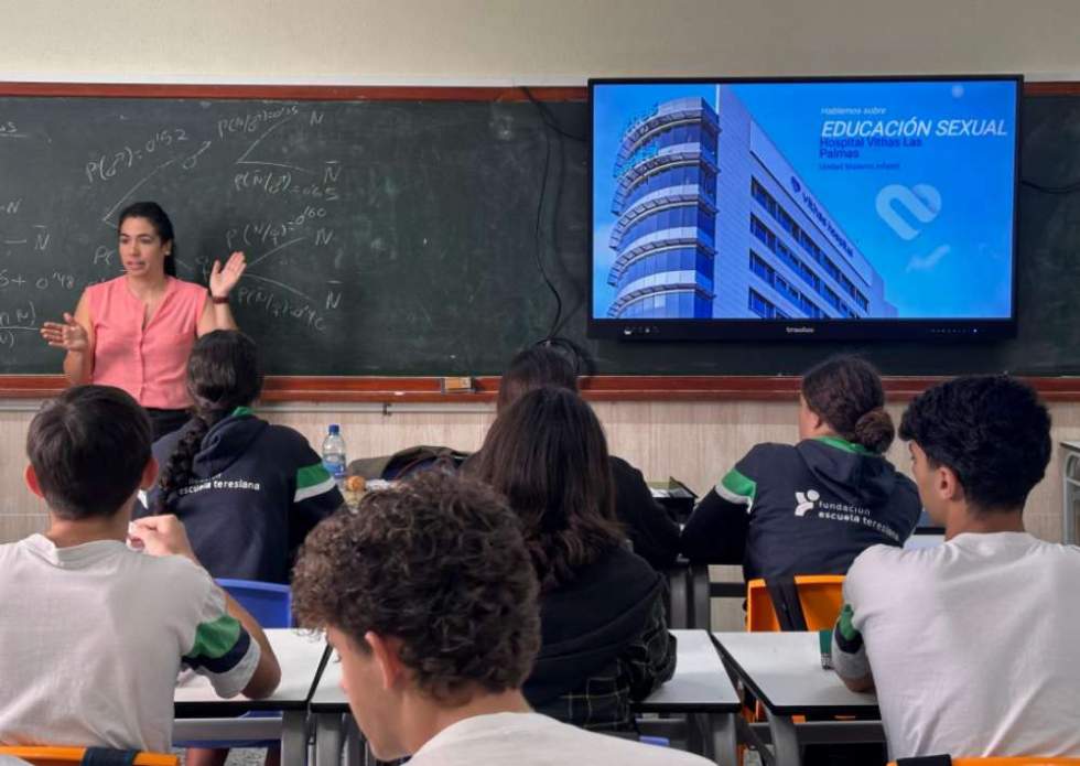 Marta Santana, matrona del Hospital Universitario Vithas Las Palmas, durante un momento de la formaci&oacute;n