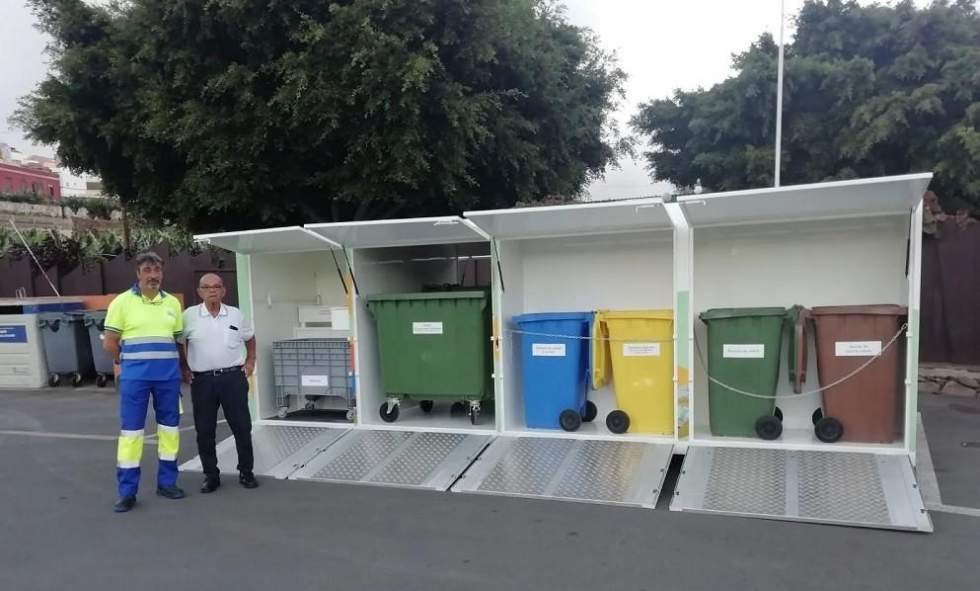 Andrés Díaz, concejal de Servicios Públicos, en el punto limpio móvil de Huertas del Rey