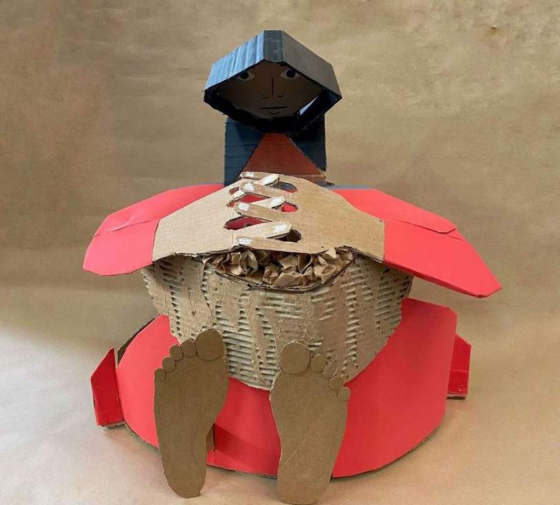 Campesina. Interpretación tridimensional en cartón de un personaje femenino recurrente en la obra de Antonio Padrón