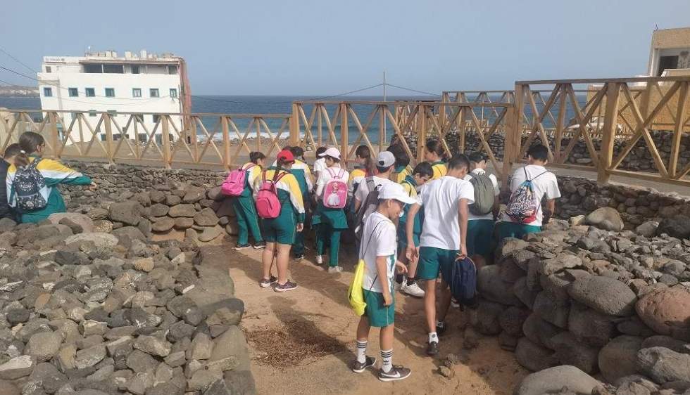 Los estudiantes recorren el antiguo poblado costero para documentarse para su representación de la vida indígena.
