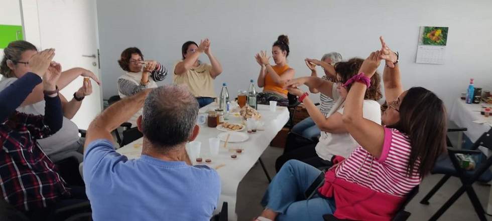 Participantes en el taller de cata de mieles de Guía celebrado recientemente en el Aula de la Naturaleza de Verdejo