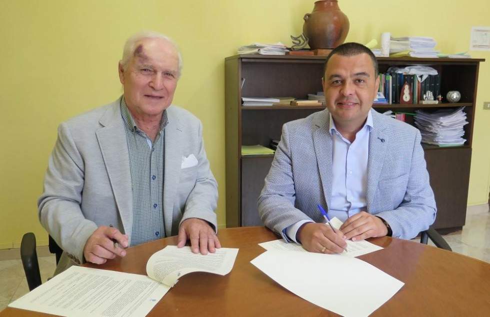 El alcalde, Pedro Rodríguez, y Nicasio Guerra, presidente de Los Mayordomos de la Fiesta de Las Marías,  durante la firma del acuerdo