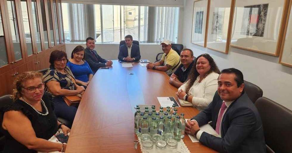 Teodoro Sosa firma la escritura de propiedad de un terreno rústico de 6286 metros cuadrados