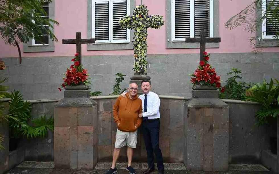 Teodoro Sosa y Paco Guzmán, vecino que decora la Cruz de la Plaza del Calvario