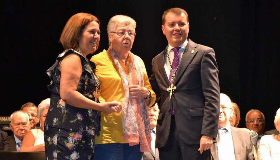 Dolores Gil recibe la Pintadera de Oro de la Ciudad de manos de Teodoro Sosa y Encarnación Ruiz
