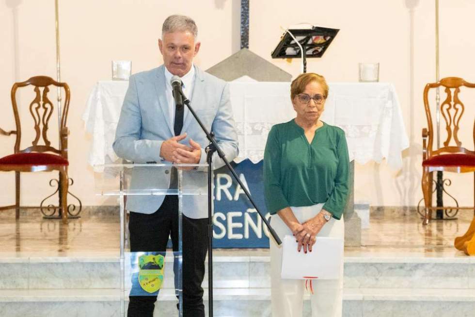 Pepe García, presidente de la AV  Amagro junto a la pregonera Milagrosa Díaz.