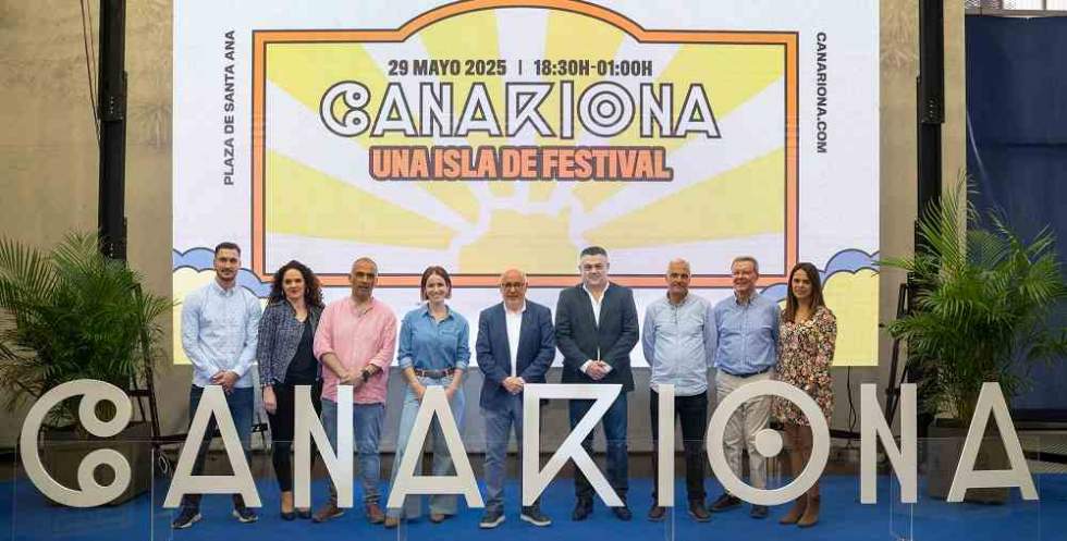 Imagen de grupo tras la rueda de prensa ante la gráfica de 2025 del Festival.