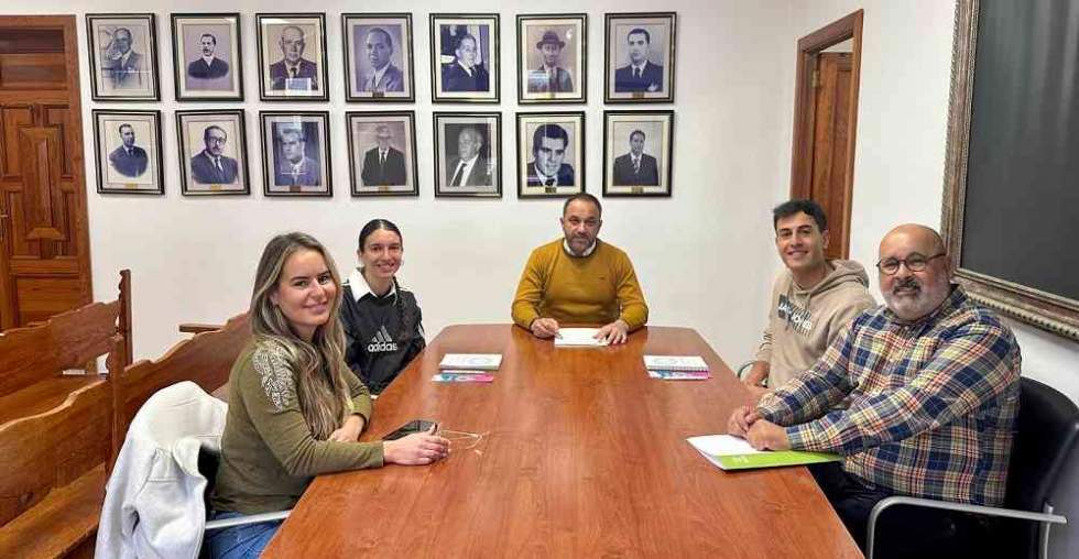 Voluntarios jóvenes en Moya