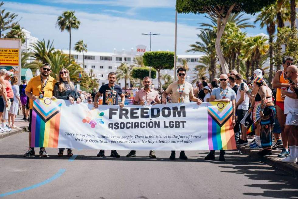 La pancarta de Freedom Asociación LGBT encabezó el multutudinario Desfile de Carrozas. Foto Marcos Barrera