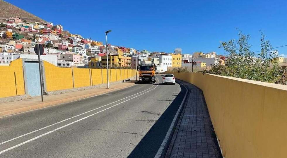 Carretera de entrada a La Atalaya