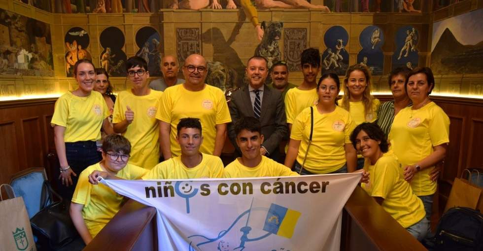 Teodoro Sosa y José Juan Jerez, en el Salón de Plenos junto a integrantes de Pequeño Valiente
