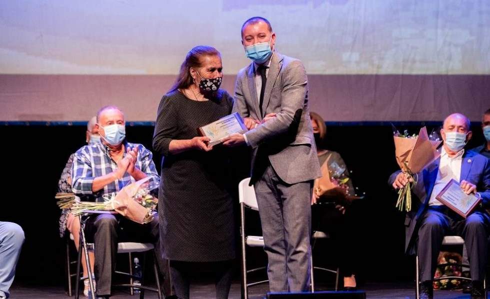 Teodoro Sosa entrega el reconocimiento vecinal a María Quintana Benítez